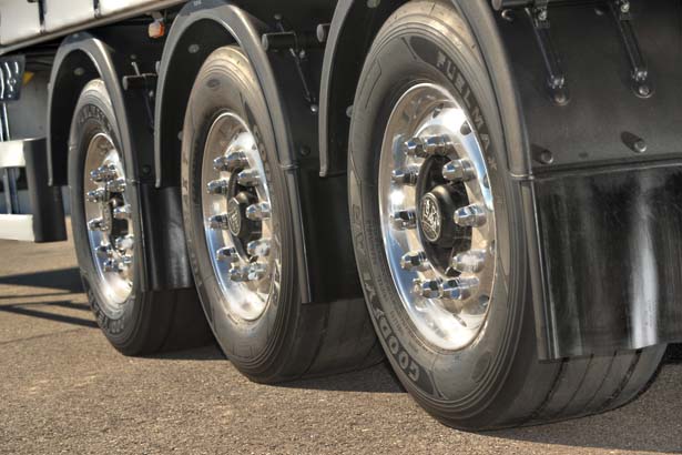Goodyear_Tires_in_Mercedes_Efficiency_Run_FUELMAX_T